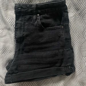 RSQ shorts! Perfect length for the summer 🌞